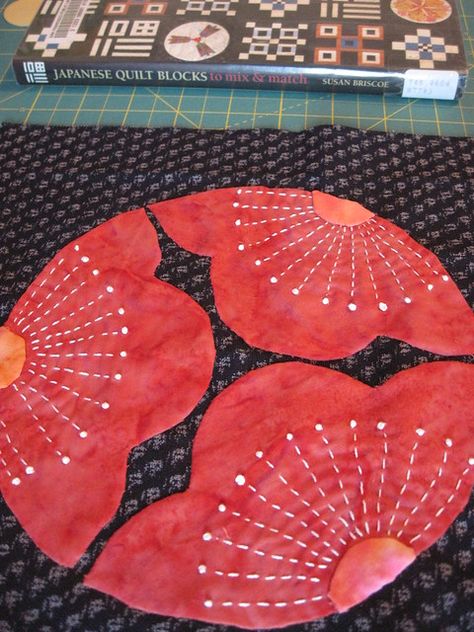 Japanese Quilt Blocks, Japanese Applique, Japanese Quilting, Colchas Quilting, Asian Quilts, Japanese Patchwork, Flower Shapes, Plum Blossoms, Japanese Quilts