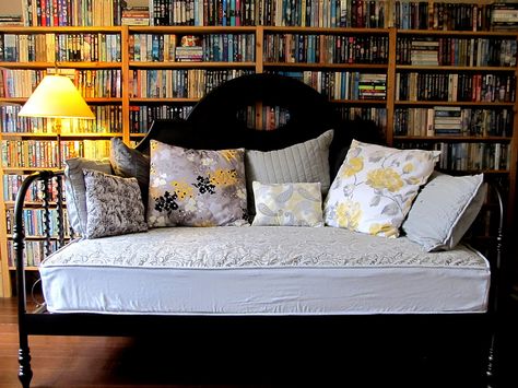 Daybed Covers Diy, Daybed Mattress Cover Diy, Diy Daybed Cover, Diy Mattress Couch, Twin Mattress Couch, Seat Cushions Diy, Daybed Mattress Cover, Daybed In Living Room, French Beds