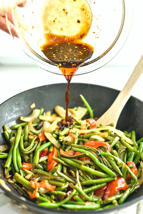 Green Beans Asian Style, Green Bean Stir Fry, Bean Stir Fry, Stir Fry Green Beans, Delicious Green Beans, Green Bean Dishes, Green Beans Side Dish, Fried Green Beans, Asian Vegetables