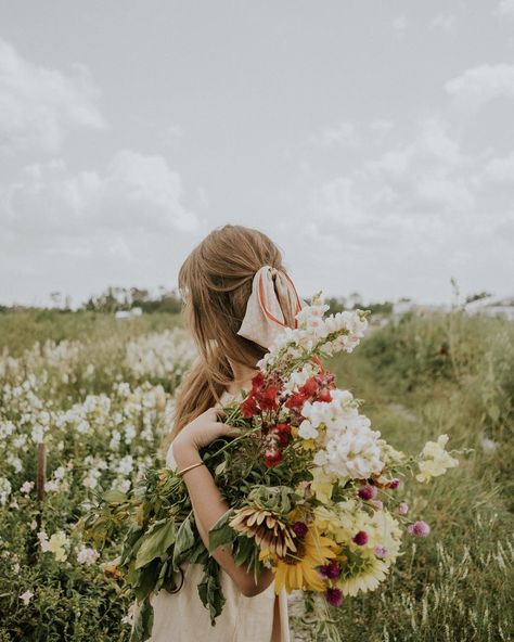 In another creative life, I’d definitely be a florist. Just so that I could be surrounded by buckets of flowers every day. ☺️🌸🌼🌺 • This photo was taken by @jesus.miguel.nunez, at one of our favorite spring spots around here: Farmer Mike’s • More photos from this magical day on the blog (still feels so fun to say - don’t judge! 😉) and the link’s in my bio! • • • • #livemoremagic #whywelove #feelfreefeed #thatauthenticfeeling #nothinisordinary #theartofslowliving #handsandhustle #mybeigelife # Anna + Core + Aesthetic, Cottage Core Aesthetic, Holding Flowers, + Core + Aesthetic, Balcony Garden, Pics Art, Creative Life, Aesthetic Vintage, Flower Field