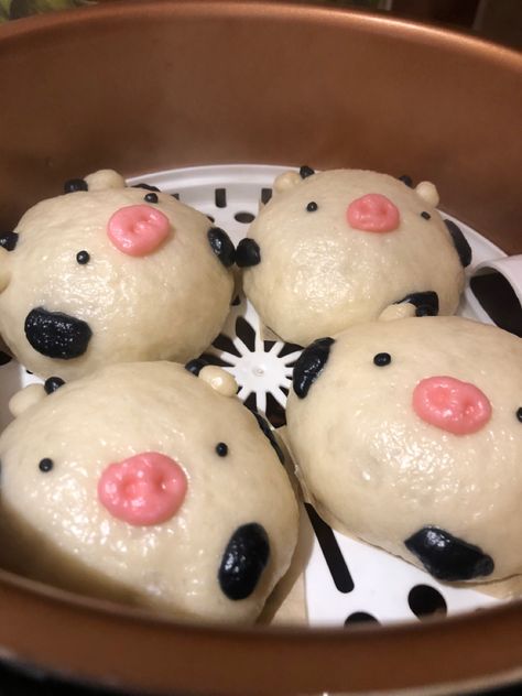 cute cow asian red bean buns Bao Buns Aesthetic, Bao Aesthetic, Japanese Steamed Buns, Red Bean Bun, Bao Food, Cow Aesthetic, Cow Food, Animal Foods, Funky Food