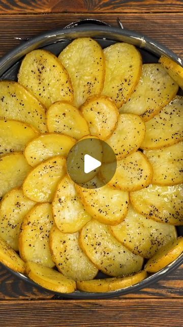 Food Recipes Potatoes, New Potatoes Recipes, Ham Scalloped Potatoes, Potato Ideas, Mac And Cheese Recipe Soul Food, Recipe With Potatoes, Food Potatoes, Hot Recipes, Puff Pastry Recipes Savory