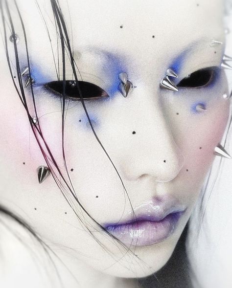 Blue And White Makeup, Runway Photography, Futuristic Makeup, Alien Makeup, Punk Makeup, Rave Makeup, Drag Makeup, White Makeup, Unique Makeup