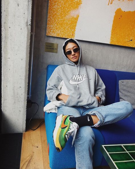 DJ Peggy with Nike x Sacai plug Nike Street Style Women, Peggy Gou Outfit, Nike Style Women, Peggy Gou Style, Nike Street Style, Nike X Sacai, Peggy Gou, Nike Outfit, Nike Sacai