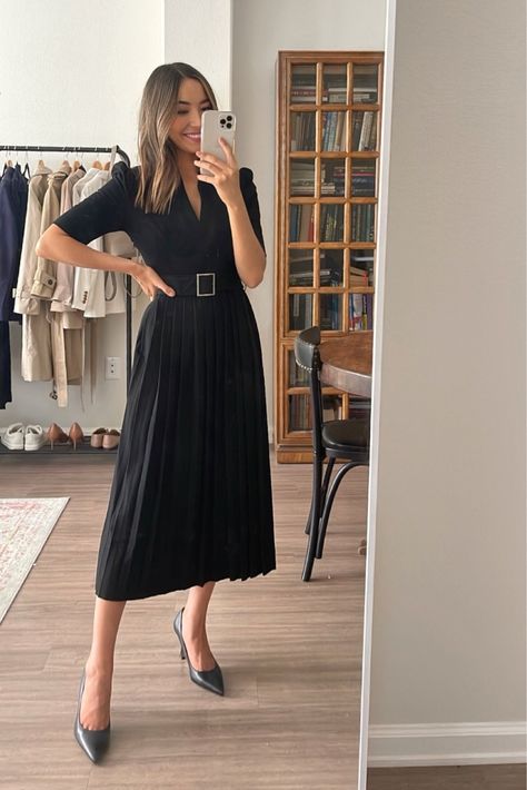 Office Dress Midi, Bright Work Dress, Midi Dress Professional, Black Dress With Belt Classy, Corporate Midi Dress, Black Dress Professional Outfit, Winter Dress Outfit Work Office Wear, Midi Business Dress, Professional Midi Dress