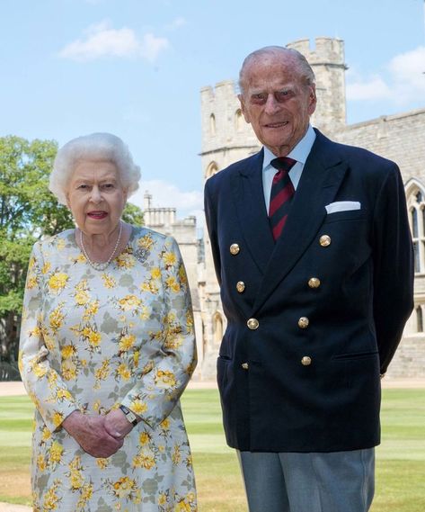 The Queen and Prince Philip pose for a photo in June 2020, ahead of Philip's 99th birthday.Queen Elizabeth II,celebrity,Queen,Elizabeth Prins Philip, Princesa Anne, Prince William Et Kate, Prinz Charles, Reine Elizabeth Ii, Reine Elizabeth, Highland Games, Elisabeth Ii, Sarah Ferguson