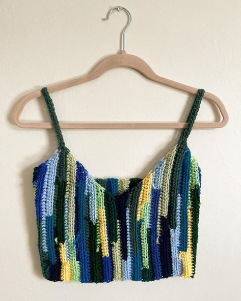 Scrap Yarn Crochet Top, Scrap Yarn Top, Summer String Bracelets, Cute Crochet Ideas, Tops A Crochet, Scrap Yarn Crochet, Patchwork Knit, Crop Top Crochet, Embroidery Patchwork