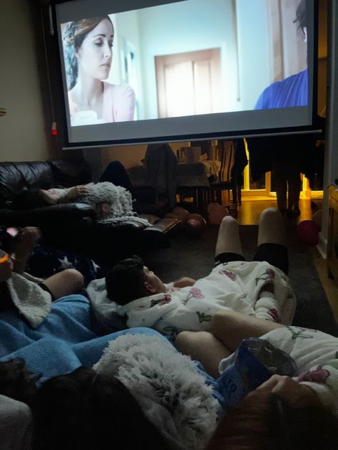 Movie Night With Family Aesthetic, Cuddle Movie Night, Movie Night W Friends, Dorm Movie Night, Couple Watching Movie On Couch Aesthetic, Cozy Movie Night Aesthetic Friends, Movie Nights With Friends, Friends Movie Night Aesthetic, Aesthetic Movie Night With Friends