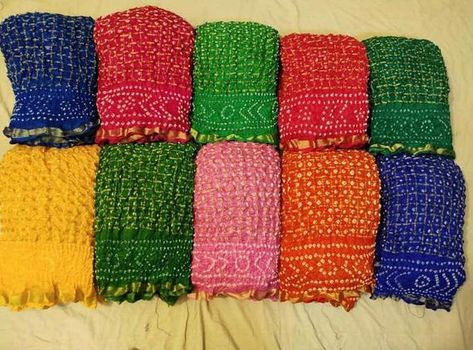 Saree Bandhani, Silk Banarasi Saree, Wedding Saree Blouse, Indian Saree Blouse, Indian Saree Blouses Designs, Wedding Blankets, Party Wear Saree, Embroidered Quilts, Beginner Sewing