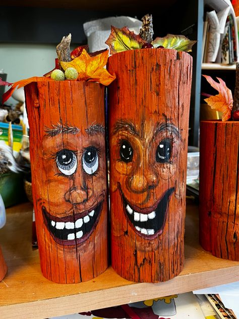 Log Art Ideas Diy Wood, Halloween Painted Logs, Painted Scarecrows On Wood, Scarecrow Painting On Wood, Fall Wood Scarecrows, Fall Wooden Crafts Sculptures & Statues, Thanksgiving Crafts Decorations, Fall Yard Decor, Fall Wood Crafts