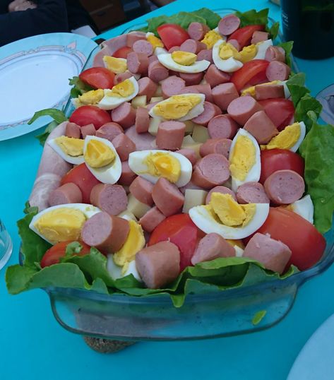 Salade Alsacienne : recette de Salade Alsacienne Salad Lyonnaise, Mallorca Bread, Fun Salads, Food Garnishes, Buffet Food, Top Chef, Food Videos Cooking, Strasbourg, African Food