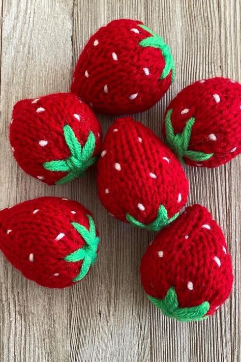 Fruit Knitting Patterns Free, Knitted Strawberry Pattern, Strawberry Knitting Pattern, Easy Knit Gifts, Spring Knitting Projects, Knitting Strawberry, Scrap Yarn Knitting Projects, Knit Decorations, Fun Knitting Projects