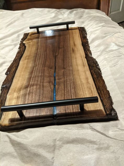 Live Edge Wood Serving Tray Diy, Char Cuterie Boards Ideas, Live Edge Serving Tray, How To Make A Live Edge Charcuterie Board, Black Walnut Charcuterie Board, Live Edge Serving Board, Walnut Charcuterie Board, Live Edge Ideas, Live Edge Projects