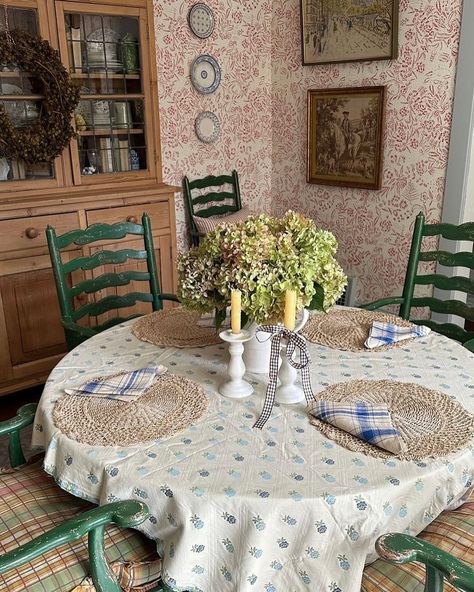 Obsessed with Margo’s dining room - well all of her house! Look how she styled the linen napkins she got from the shop! So pretty! 💙 @itsmargoroth Apartments Ideas, Cottage Kitchen Design, Cottage Style Home, Cottage Life, Dream Cottage, Cute Home Decor, Cottage Kitchen, Breakfast Nook, Linen Napkins