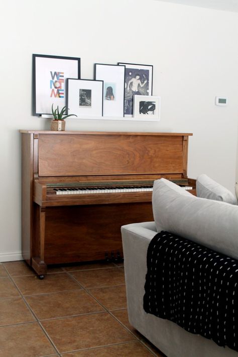 Ideas for decorating above the piano.  Love photo ledge and plant (except larger plant needed) Picture Ledge Above Piano, Pictures Above Piano, Shelf Above Piano, Above Piano Wall Decor, Art Above Piano, Piano Area, Piano Styling, Art Ledge, Piano Living Rooms