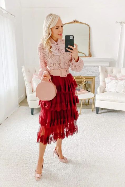 25 Christmas Outfit Ideas for Moms that are effortless and chic Christmas Outfit Ideas For Women Party, Simple Christmas Outfits, Christmas Outfit Ideas For Family, Church Outfit Ideas, Pretty Red Dress, Dress Tips, Christmas Outfit Ideas, Thanksgiving Outfit Ideas, Winter Ootd