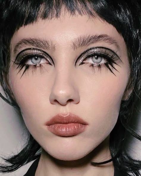 60s Punk Makeup, Downturned Eyeliner Aesthetic, 70s Punk Makeup, Punk Eye Makeup, Unconventional Makeup, Rock Makeup, 60s Makeup, Drag Make-up, 70s Makeup