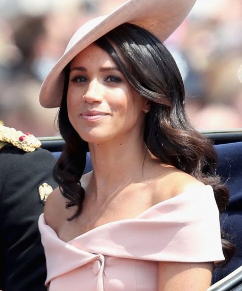 MEGHAN AND KATE JUST WORE THIS FLATTERING SUMMER TREND BRB—just tossing all my traditional off-the-shoulder tops Trooping The Colour 2018, Estilo Meghan Markle, Meghan Markle Photos, Fascinator Hair, Carolina Herrera Dresses, Trooping The Colour, Royal Beauty, Prinz Harry, Meghan Markle Style