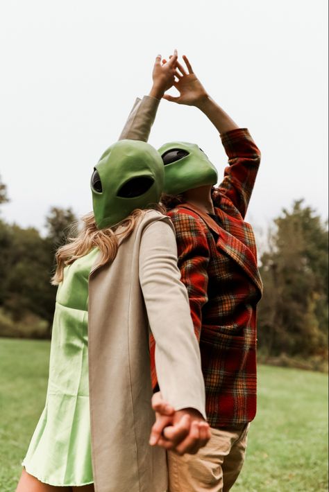 Alien Couple Photoshoot, Alien Family Halloween Costume, Alien Love Couple, Alien Themed Photoshoot, Astronaut And Alien Costume Couples, Alien Costume, Arte Alien, Couple Halloween, Couple Halloween Costumes