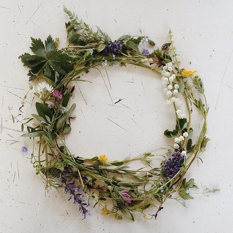 Oana Befort, Wildflower Crown, Wildflower Wreath, Pin Design, Deco Floral, Oak Leaf, Flowers And Leaves, Flower Crown, Grapevine Wreath