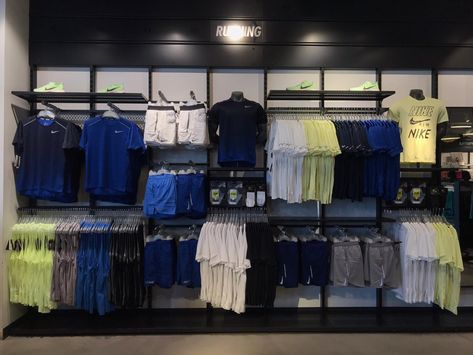 Nike Visual Merchandising, Mens Wear Shop Interior Design, Vm Nike, Nike Merch, Visual Merchandising Fashion, Nike App, Clothing Store Interior, Sport Shop, Soccer Shop