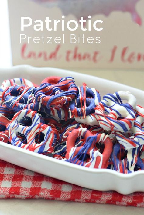 Blue Pretzels, Pretzel Chocolate Bites, Patriotic Snacks, Patriotic Treats, Hot Dog Bar, Patriotic Food, Pretzel Twists, 4th Of July Desserts, Covered Pretzels