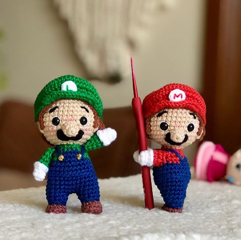 Super Mario Bros Agarradinho Amigurumi | Fuxicos do Crochê Mario Amigurumi Free Pattern, Super Mario Crochet, Crochet Mario, Mini Mario, Mario Crochet, Crochet Wig, Crochet Keychain Pattern, Crochet Clothing And Accessories, Crochet Keychain