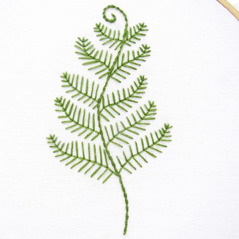 Fern Stitch Embroidery Tutorial + Free Pattern - Wandering Threads Embroidery Fern Stitch Embroidery, Fern Stitch, Diy Embroidery Thread, Diy Hand Embroidery, Embroidery Stitches Beginner, Hand Embroidery Patterns Free, Fern Pattern, Embroidery Leaf, Chain Stitch Embroidery