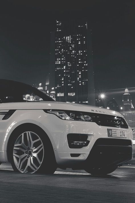 -Range Rover White Range Rover, Range Rover White, Dream Cars Range Rovers, Suv Comparison, Range Rover Car, Luxury Cars Range Rover, White Range, Flashy Cars, Range Rovers