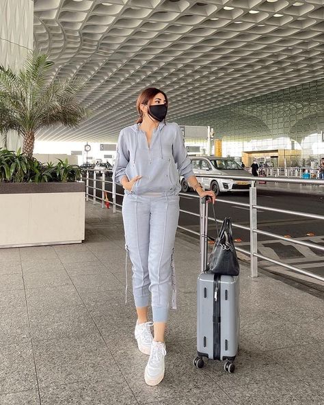 Airport Pick Up Outfit, Airport Pose, Airport Photoshoot, Outfit Viaje, Airport Photography, Comfortable Travel Outfit, Travel Photoshoot, Dubai Vacation, Airport Outfits