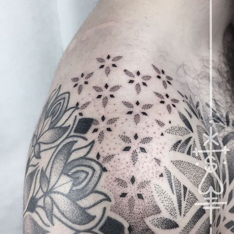 Geometric Tattoo Filler, Mandala Arm Tattoo, Gap Filler Tattoo, Dotwork Tattoo Mandala, Mangas Tattoo, Tattoo Sleeve Filler, Geometric Mandala Tattoo, Geometric Sleeve Tattoo, Tattoo Filler