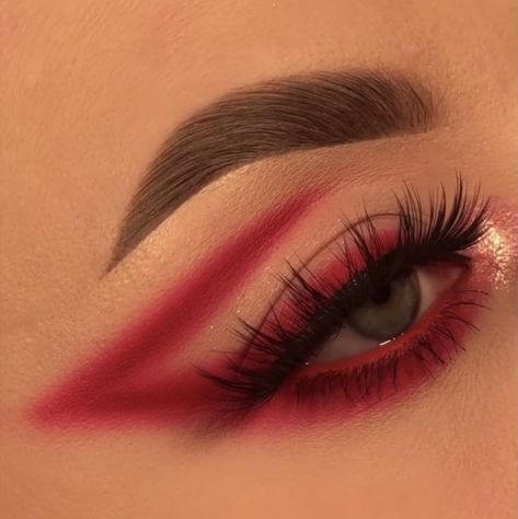 Red Black And White Eyeshadow Looks, Red Corner Eye Makeup, Red Make Up Looks Eyes, Red Makeup Looks Easy, Red Black White Makeup, Red Makeup Looks For Homecoming, Red Eye Looks Eyeshadows, Cute Red Makeup Looks, Easy Red Makeup Looks