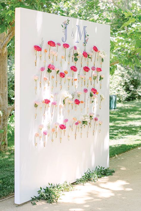 Wedding Backdrop Picture Frames, Colorful Wedding Ceremony Backdrop, Wildflower Curtain Backdrop, Garden Wedding Photo Backdrop, Wildflower Wedding Photo Backdrop, Photo Backdrop Bridal Shower Ideas, Spring Floral Party Decorations, Colorful Antique Wedding, Backdrop For Wedding Ceremony