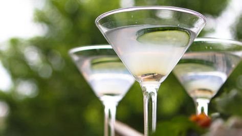 Cucumber Lime Martini Recipe - Tablespoon.com Lime Martini, Vodka Gimlet, Martini Recipes Vodka, Gimlet Cocktail, Peppermint Martini, Pomegranate Martini, Cucumber Vodka, 60s Party, Special Drinks