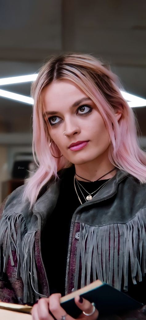 Emma Mackey Emma Mackey Pink Hair, Maeve Wiley Pink Hair, Maeve Wiley Makeup, Emma Mackey Wallpaper, Maeve Wiley Wallpaper, Maeve Wiley Outfits, Maeve Wiley Wallpaper Hd, Maeve Wiley, Emma Mackey