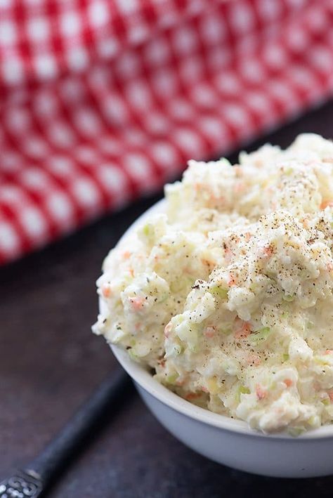 My mama makes this easy colelsaw recipe all the time. It's a family favorite! Chicken Shack Coleslaw Recipe, Vinegar Based Coleslaw Recipe, Vegan Kfc, The Best Coleslaw, Best Coleslaw, Southern Coleslaw, Best Coleslaw Recipe, Tastee Recipe, Egg Noodle Recipes