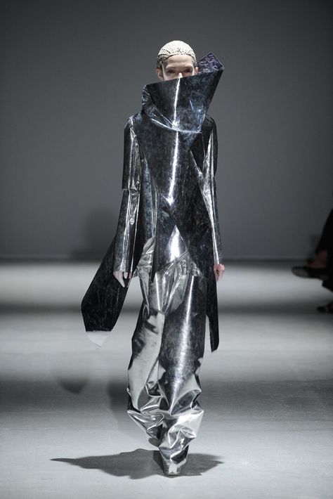 Gareth Pugh RTW Fall 2014 Futuristic Couture, Dream Sequence, Space Dress, Post Apocalyptic Fashion, Space Fashion, Sci Fi Fashion, Apocalyptic Fashion, Conceptual Fashion, 2014 Trends