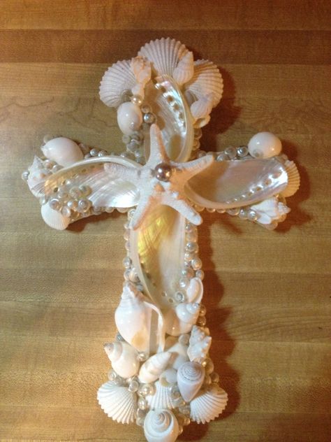 Sea Shell Cross Kato Teu, Decorated Crosses, Sea Shell Cross, Cross Monogram, Seaside Crafts, Crosses Diy, Craft Jobs, Seashell Cross, Shell Projects