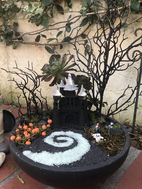 Goth Yard Decor, Nightmare Before Christmas Terrarium, Witchy Fairy Garden, Gothic Fairy Garden, Spooky Garden Ideas, Goth Outdoor Decor, Goth Fairy Garden, Goth Patio Decor, Gothic Terrarium Ideas