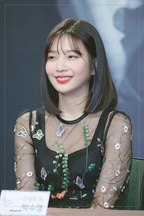 Red Velvet - Joy #kpop #kdrama Joy Red Velvet, Red Velvet Joy, Red Velvet Seulgi, Diy Beauty Hacks, Mid Length Hair, Diy Beauty, Korean Girl, Black Velvet, Medium Hair Styles