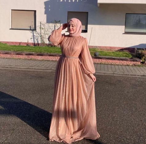 Gown Arabic With Hijab, Hijab With Gown, Modest Gowns Hijab, Simple Dress Hijab Soiree, Simple Soiree Dresses Hijab, Hijabi Dresses Soiree Simple, Elegant Hijab Dress, Hijab Dress Party Bridesmaid, Gown With Hijab