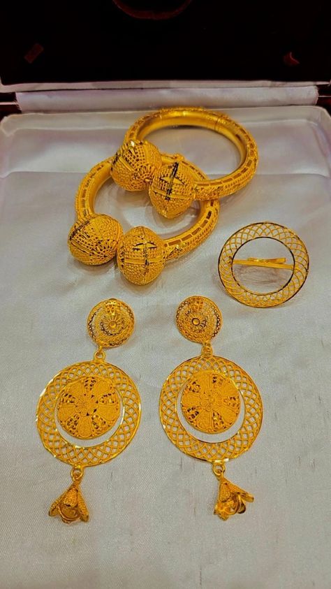 African gold jewellery set Arab Gold, Designer Bed Sheets, Designer Bed, Gold Plated Jewellery, African Fashion Designers, Set Earrings, Jewellery Set, Luxury Life, Gold Plated Jewelry