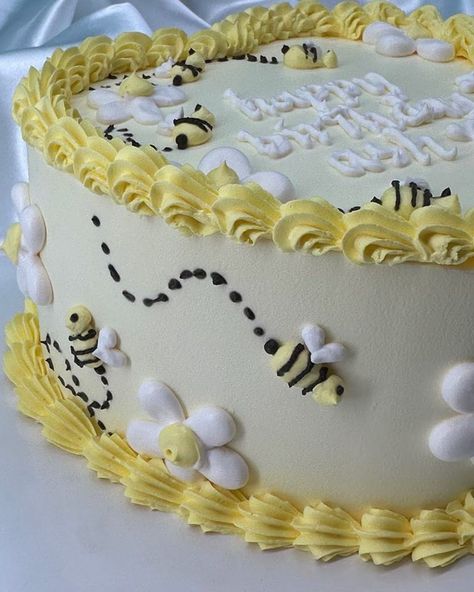 Love pretty flowers? Thank a bee. 🐝 🌼 #retrocake #viralcake #miilkcakestudio #melbournecakes #beecake #honeycake Bee Cake Decorations, Bee Sheet Cake, Bee Cake Ideas, Honey Bee Cake, Bee Themed Cake, Bee Cake, Elsa Birthday Cake, Bee Birthday Cake, 15th Birthday Cakes