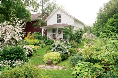 Garden Beds Diy, New England Garden, Cottage Journal, Beds Diy, Raised Garden Beds Diy, Garden Shrubs, Pretty House, Raised Garden Beds, Raised Garden