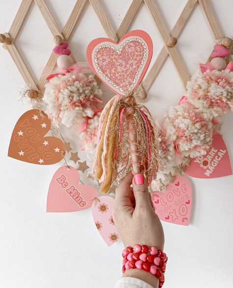 #whimsy #valentines #valentinesdaycrafts Anthropologie Valentines Display, Boho Valentines Decor, Valentines Homemade Gifts, Boho Valentines, Heart Wand, Homemade Valentines Gift, Boho Valentine, Ideas Navidad, Valentines Crafts