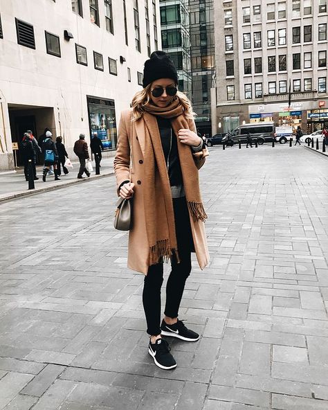 HOW TO LAYER IN WINTER… City Outfits Winter, Frio Outfits, Nyc Outfits Winter, Laurie Ferraro, Nyc Fashion Winter, New York Winter Outfit, Work Vibes, Nyc Winter Outfits, City Break Outfit