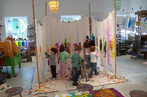 action painting  http://www.pinterest.com/wendyothomas/preschool-atelier-spaces/ Atelier Ideas, Reggio Emilia Inspired, Reggio Classroom, Reggio Inspired, Ocean Crafts, Kindergarten Art, Reggio Emilia, Preschool Art, Early Childhood Education