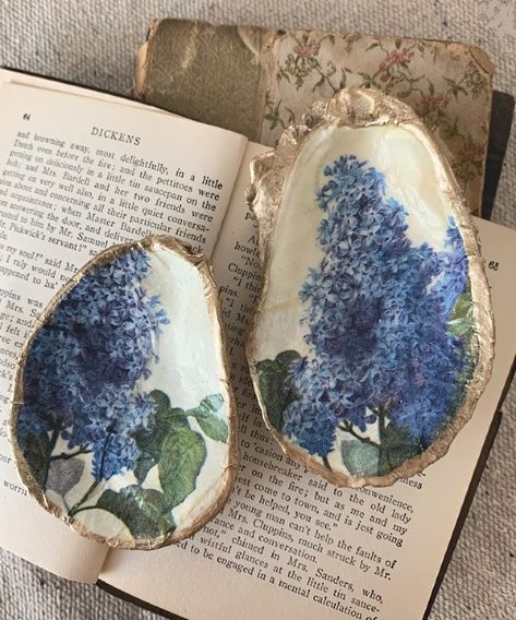 She’ll Decoupage, Decoupage Shells Diy, Shell Craft Ideas, Oyster Shells Diy, Chirstmas Decor, Oyster Shell Crafts, Seashell Projects, Art Coquillage, Shell Craft