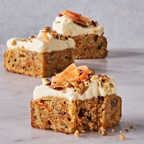 CARROT CAKE BLONDIES Savory Dessert, Blondies Recipe, Food Spot, Spice Cake, Spiced Rum, Sweet And Savory, Confectioners Sugar, Carrot Cake, Baking Pans