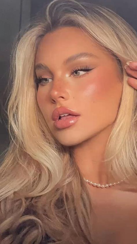 Grad Makeup Ideas, Full Face Makeup For Prom, Glowy Glam Makeup Prom, Prom Natural Makeup Looks, Light Gold Makeup Prom, Deb Makeup Looks, Formal Dinner Makeup, Hoco Makeup Looks Natural Green Eyes, Spring Prom Makeup